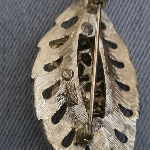 Coro Gold Tone Rhinestone Leaf Shaped Brooch‎ Missing Stone - Picture 4 of 5